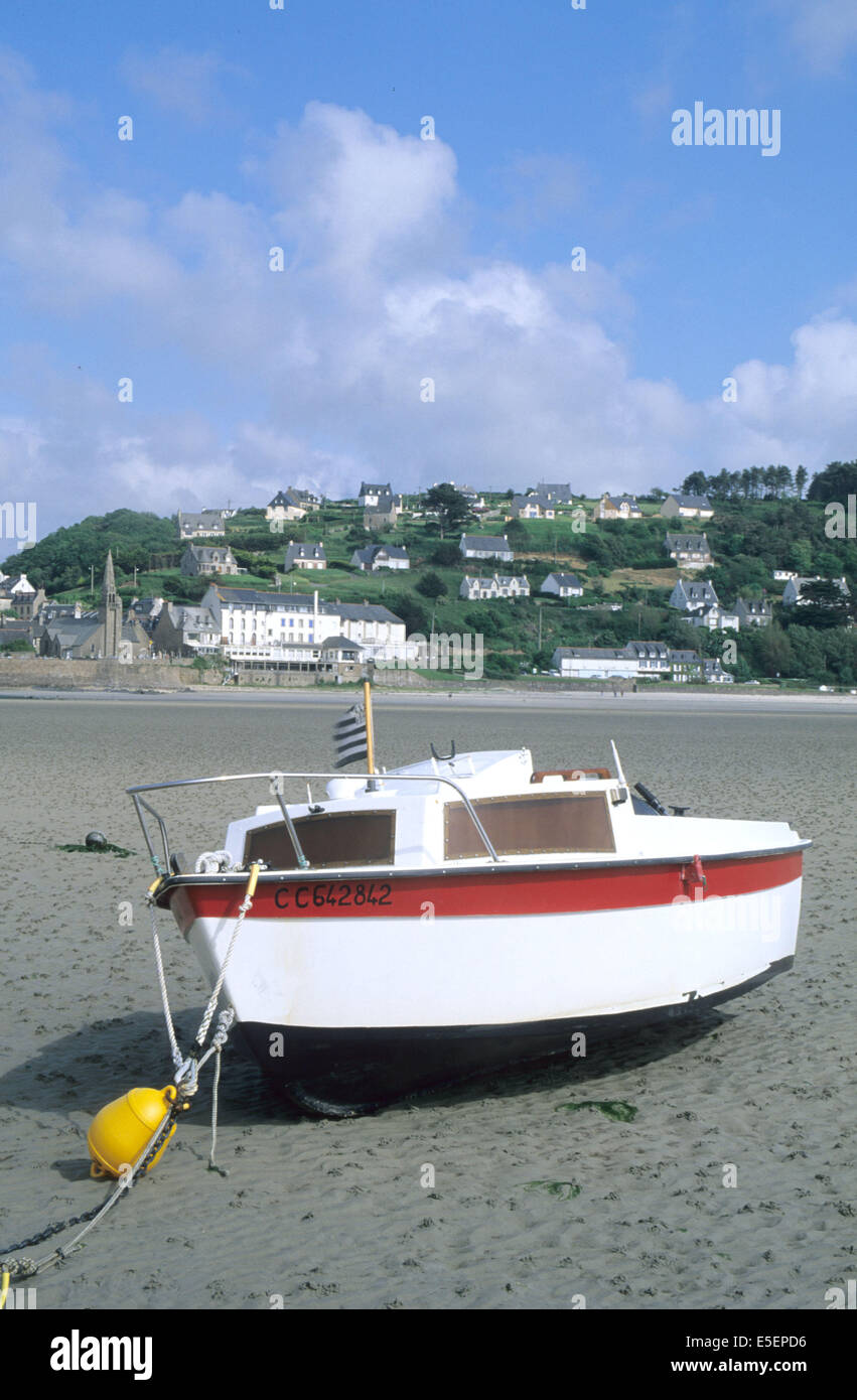 France, Bretagne, cotes d'armor, saint michel en greve, lieue de greve, maree basse, petit bateau echoue, Stock Photo