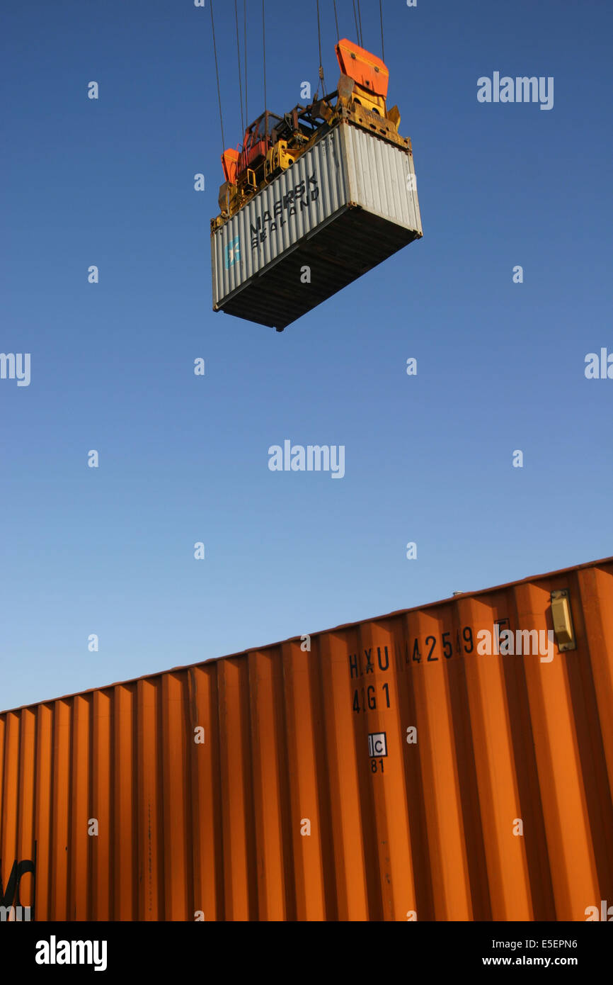 Portique de porte conteneurs hi-res stock photography and images - Alamy