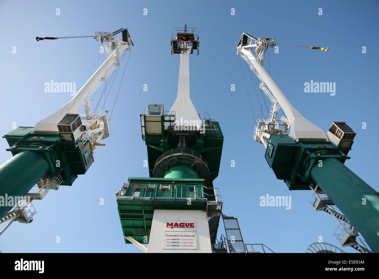 France: Normandie, seine maritime, vallee de la seine, grand port de mer de rouen, terminal sacs de petit couronne, 3 grues mague, ciel bleu, engins de manutention, Stock Photo