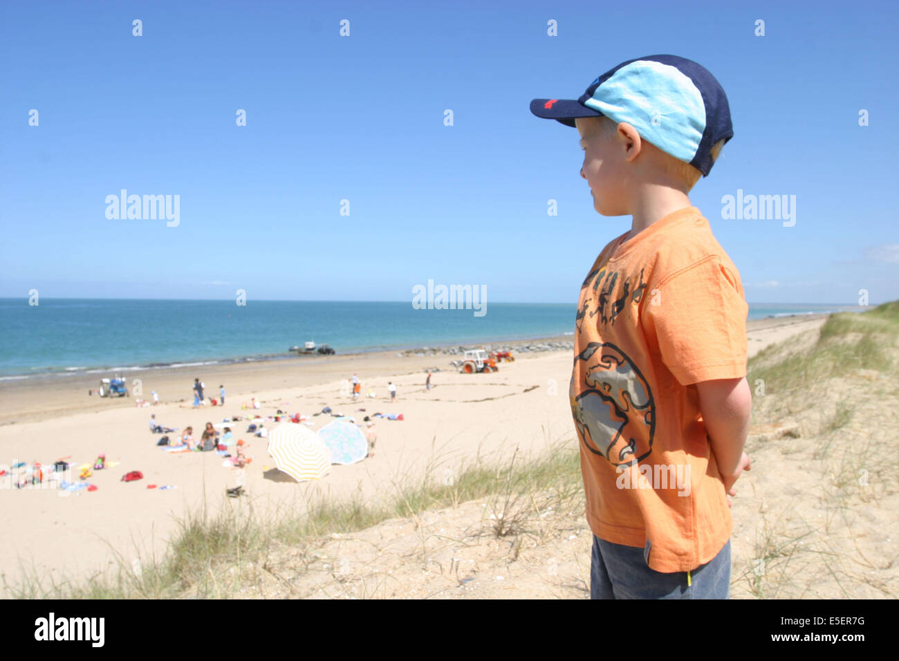 France, Basse Normandie, manche, saint martin de brehal, plage, sable,  enfant 4 ans, regardant la plage et la mer, casquette Stock Photo - Alamy