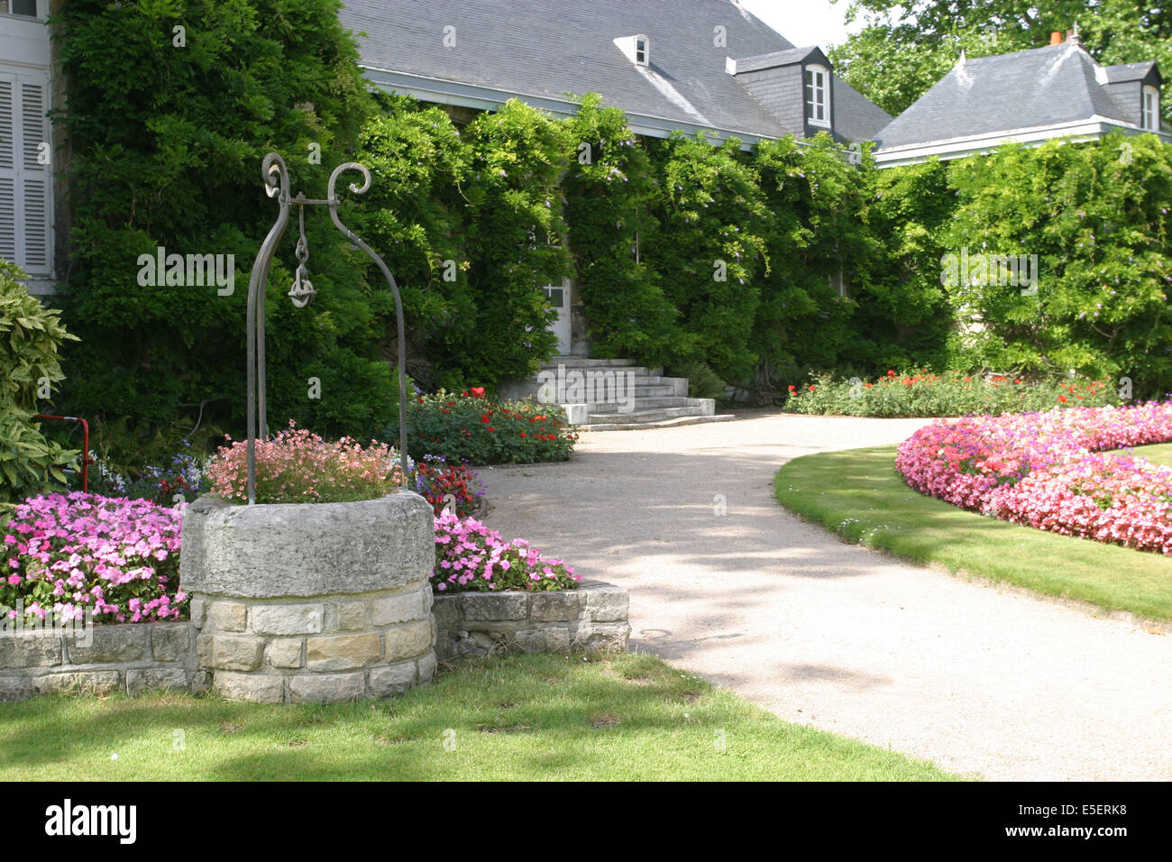 France, Haute Normandie, seine maritime, rouen, rive gauche, jardin des  plantes, fleurs, nature, jardin public, puits Stock Photo - Alamy
