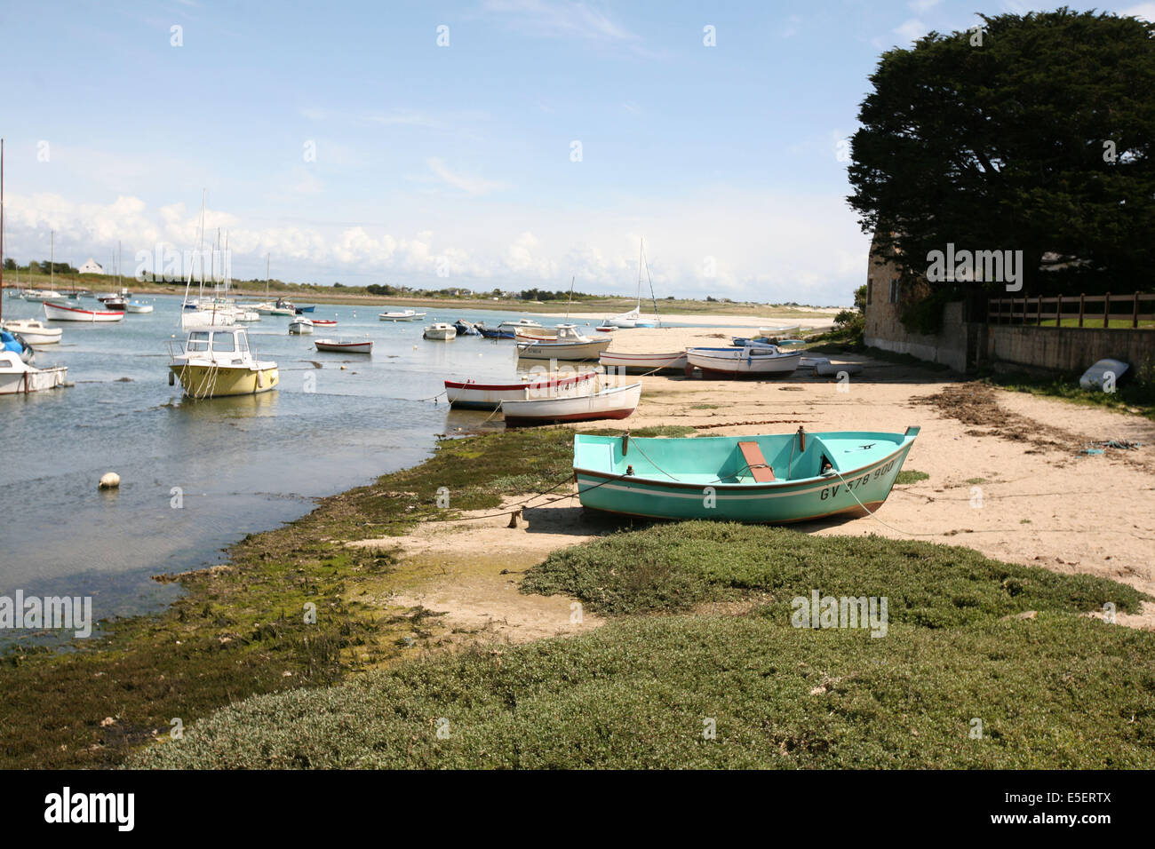 France, Bretagne, finistere sud, pays bigouden, lesconil, plage, petits bateaux, Stock Photo