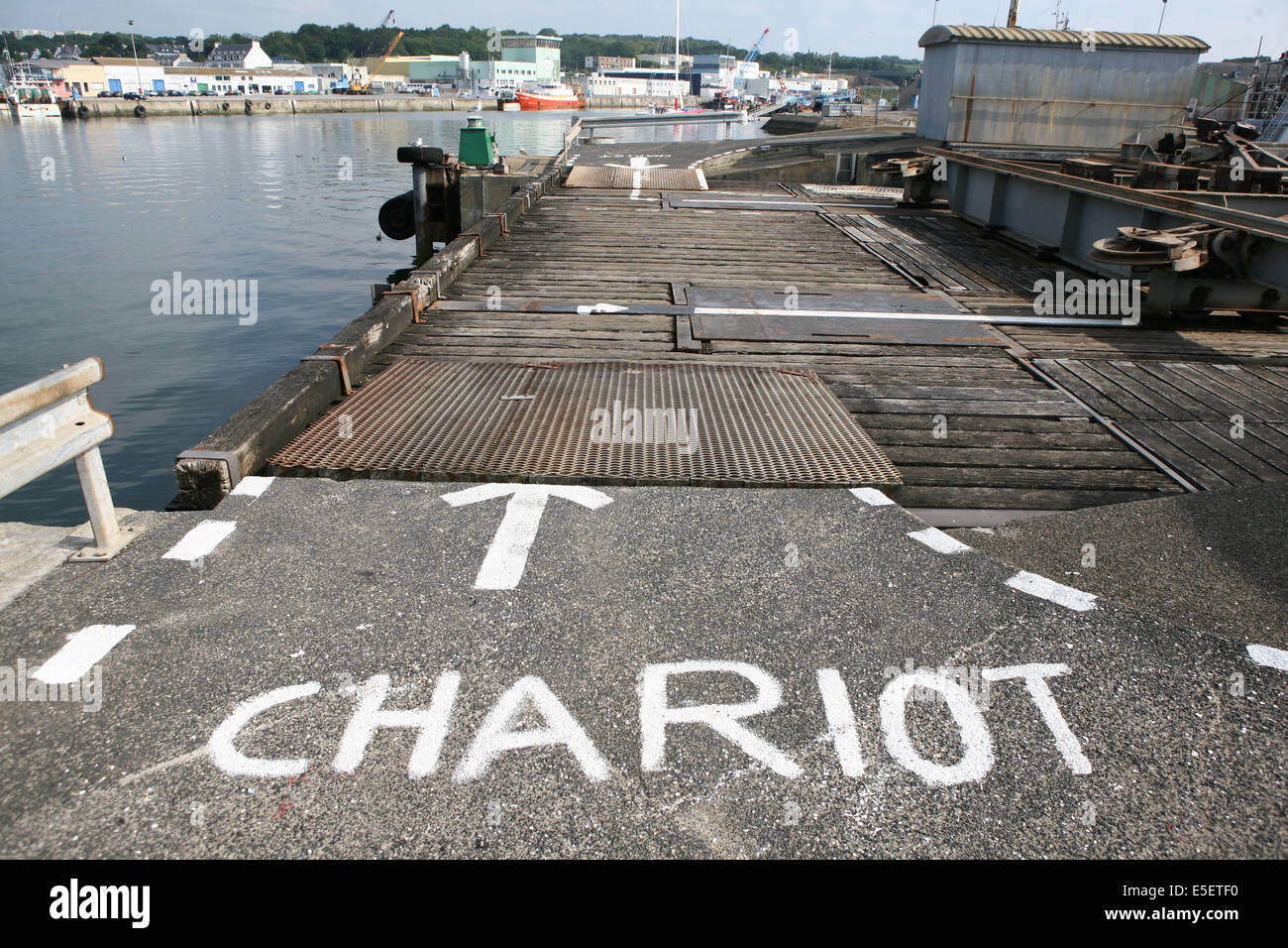 France, Bretagne, finistere sud, cornouaille, Concarneau, chantier naval, le passage, bateau au sec, travaux, matieres, metal, coque, chariot, inscription au sol, Stock Photo
