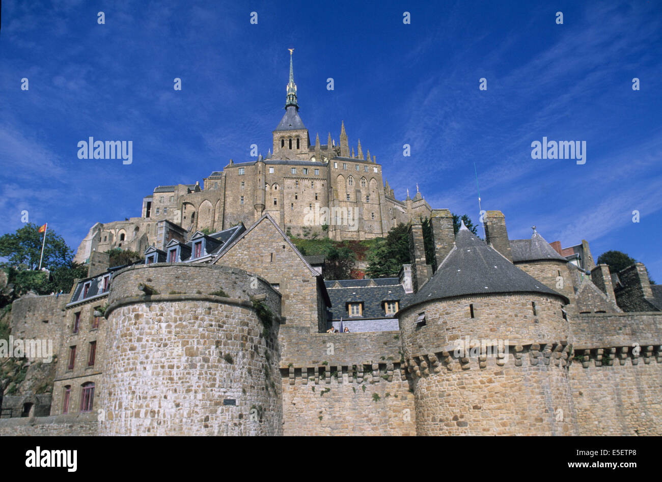 Au pied des remparts du mont saint michel hires stock photography and