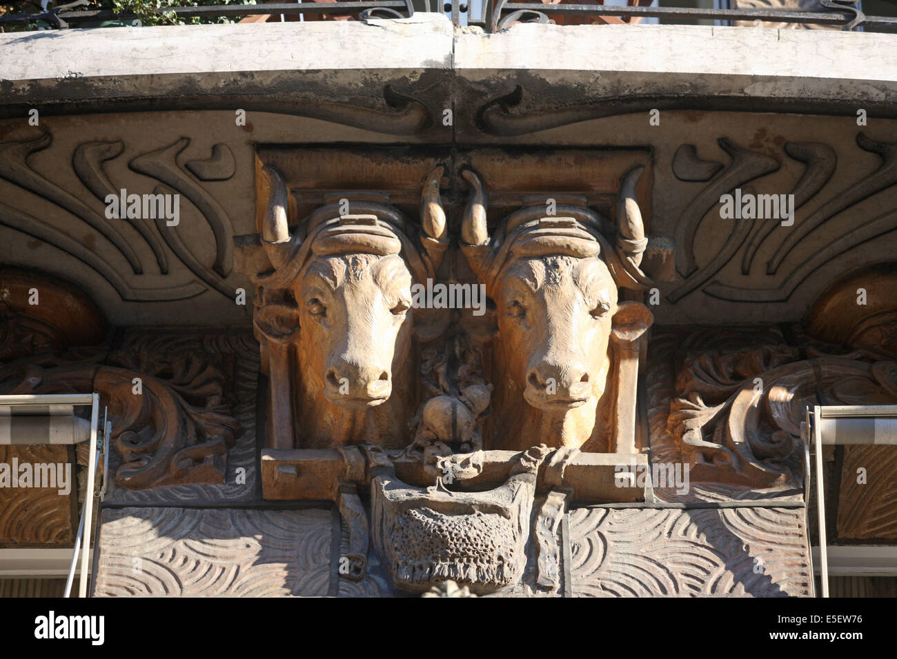 France, paris 7e, 29 avenue rapp, immeuble, architecte jules lavirotte, ceramiques d'alexandre bigot, Stock Photo