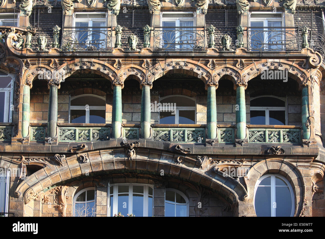France, paris 7e, 29 avenue rapp, immeuble, architecte jules lavirotte, ceramiques d'alexandre bigot, Stock Photo