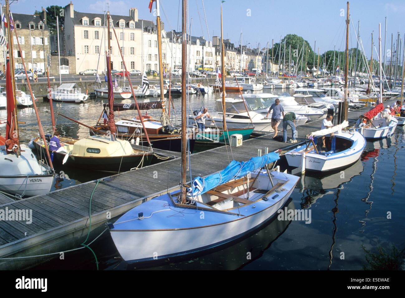 France, Bretagne, Morbihan, Vannes, golfe du Morbihan, vannes, port de plaisance avec des vieux greements a la periode des fetes du golfe, plaisance, bassin, Stock Photo