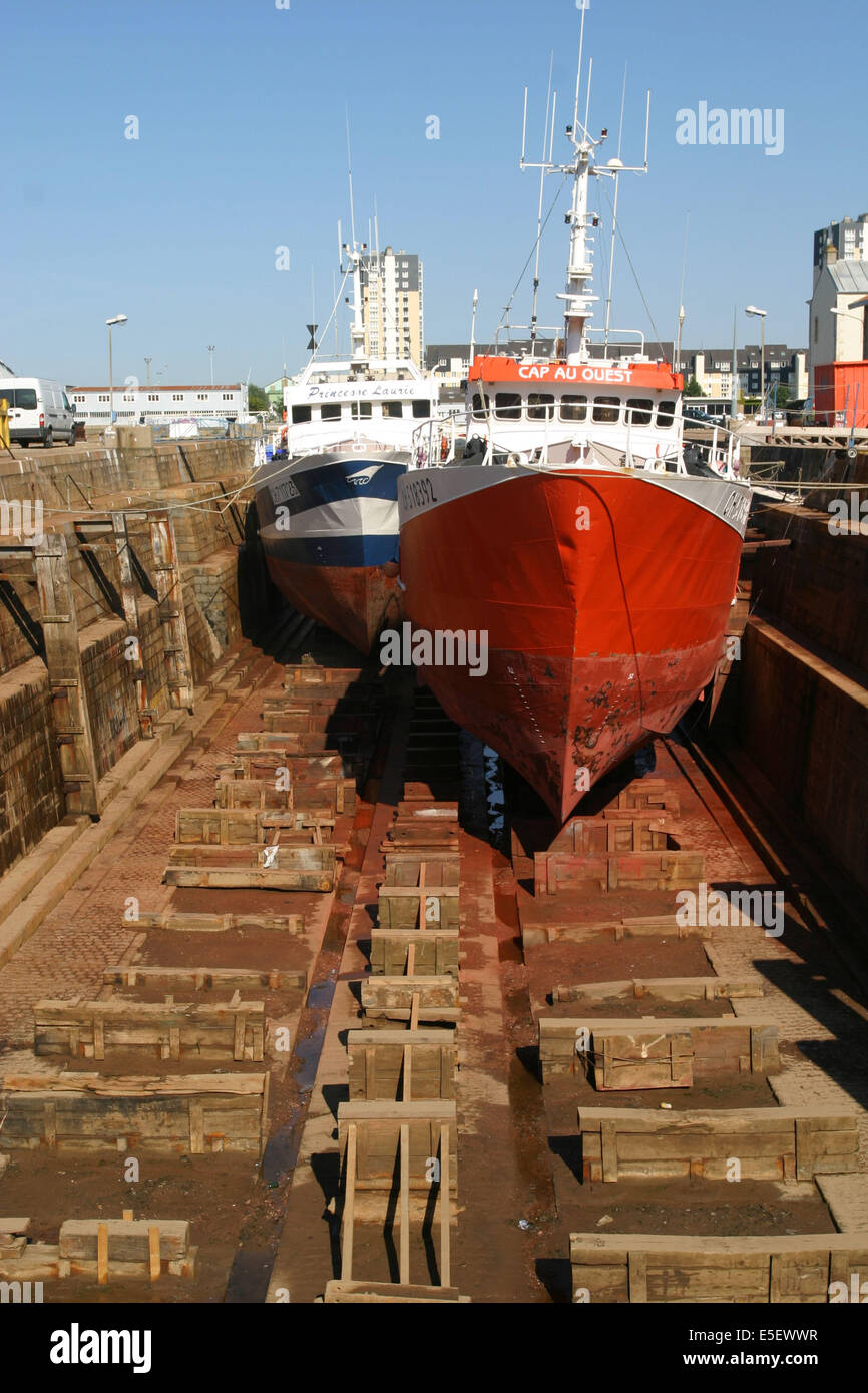 France, Basse Normandie, manche, cotentin, cherbourg, avant porttravail dans la forme de radoub, chantier naval, entretien de bateau de peche, lavage sous pression, Stock Photo