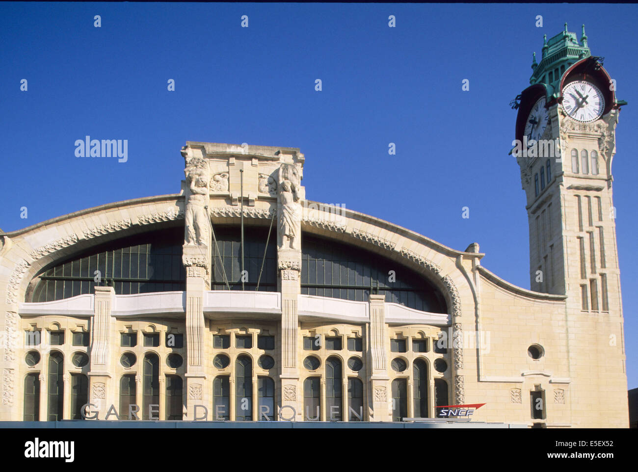 France, Haute Normandie, seine maritime, rouen, gare SNCF rive droite, beton sncf, facade, decor, beffroi, horloge, Stock Photo