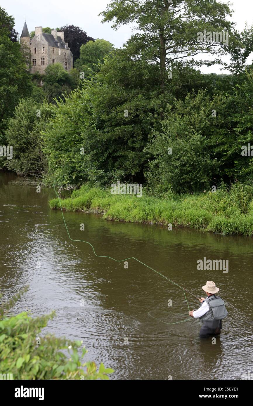 France, Basse Normandie, manche, agneaux, pays saint saint lois, peche a la  mouche dans la riviere la vire, chateau d'agneaux Stock Photo - Alamy