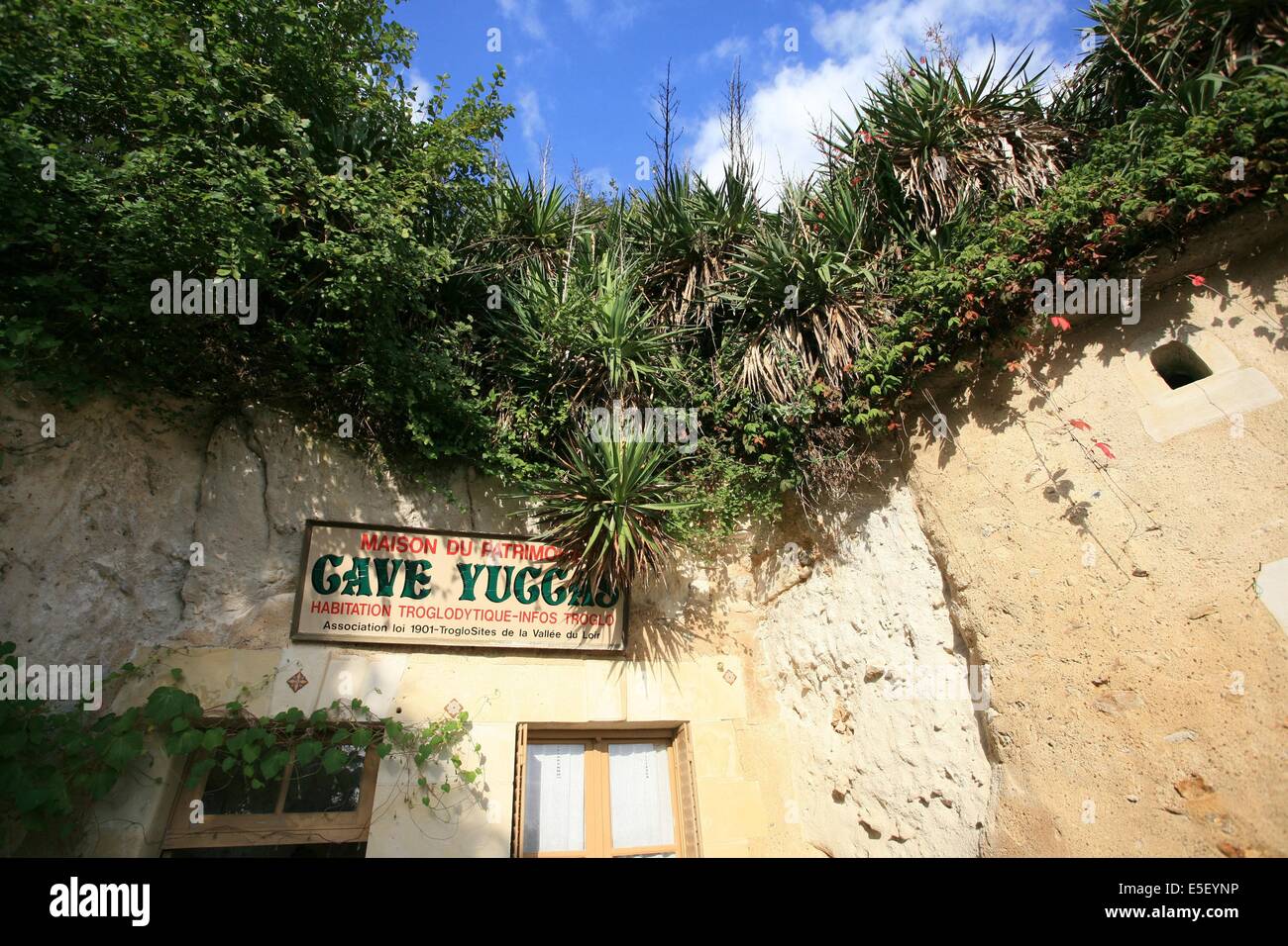 France, centre, loir et cher, troo, cite troglodyte, cave cave yuccasreconstitution d'un habitat troglodyte Stock Photo
