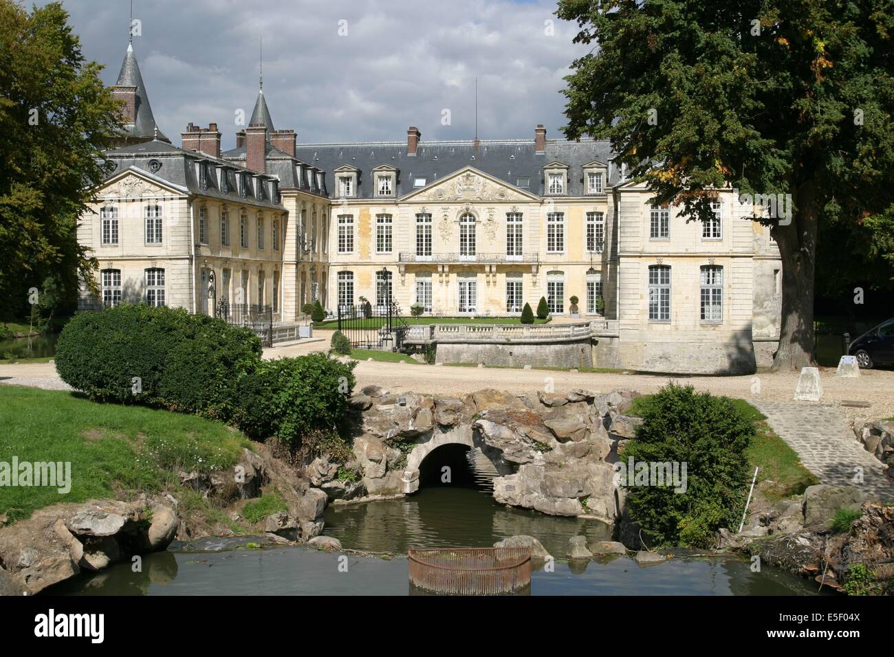 France, region picardie, oise, ermenonville, chateau, face au parc jean  jacques rousseau, philosophie, fronton, facade Stock Photo - Alamy