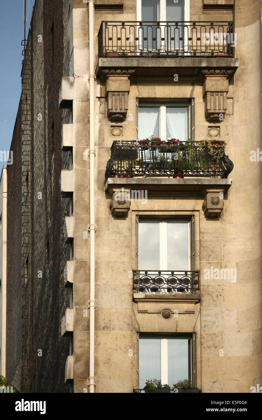 France Paris 14e Arrondissement Boulevard Raspail Immeuble Haussmannien Avec Ses Pierres D Attente Stock Photo Alamy