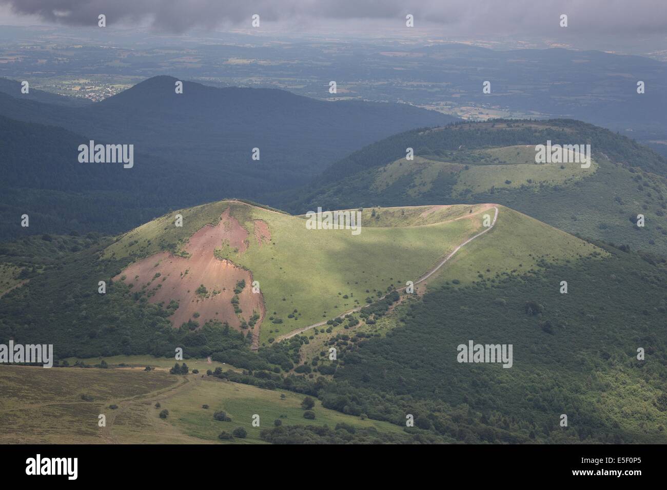 France Auvergne Puy De Dome Paysage Depuis Le Sommet Du Puy De Stock Photo Alamy