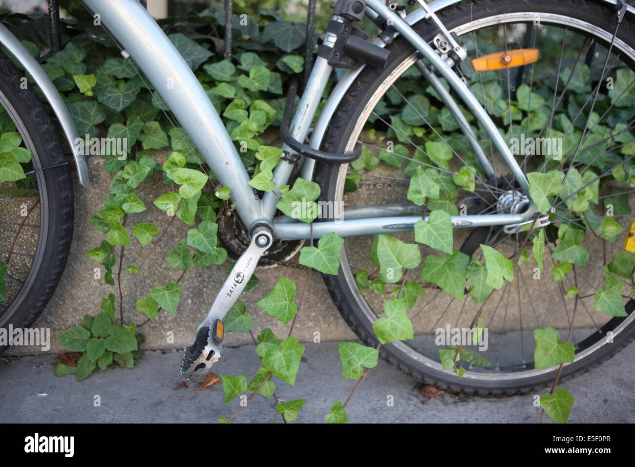 Velo accroche a une grille hi res stock photography and images Alamy