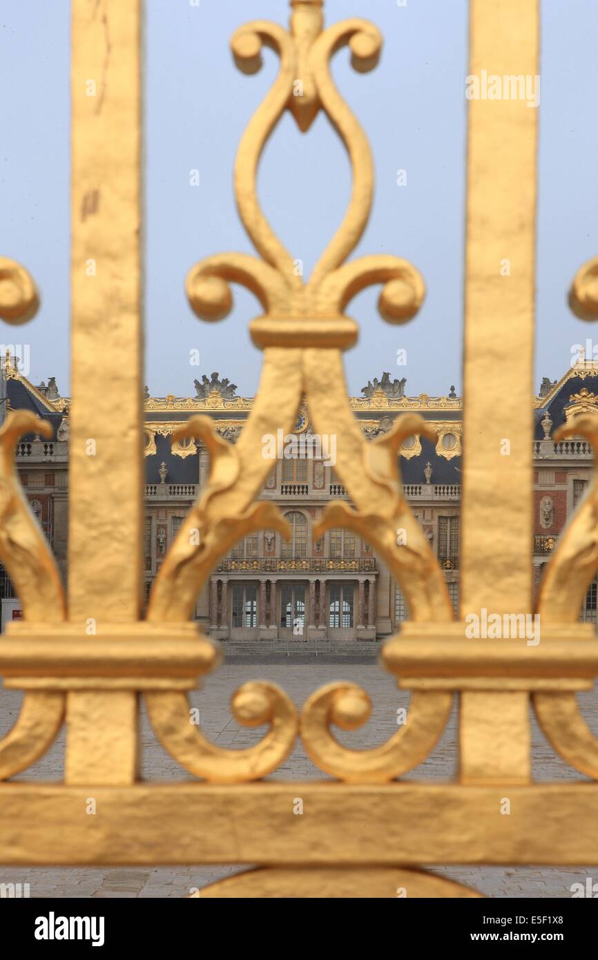 France, Ile de France, Yvelines, Versailles, chateau de Versailles, cour royale, pavillon, grille, Stock Photo