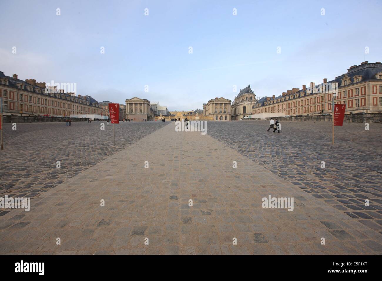 France, Ile de France, Yvelines, Versailles, chateau de Versailles, cour d'honneur, paves, Stock Photo