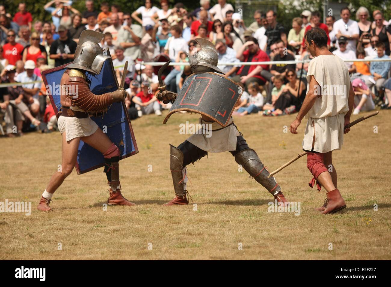 France, Haute Normandie, eure, le vieil evreux, site gallo romain de gisacum, journees gallo romaines, 15 aout 2010, combat de gladiateurs, Stock Photo