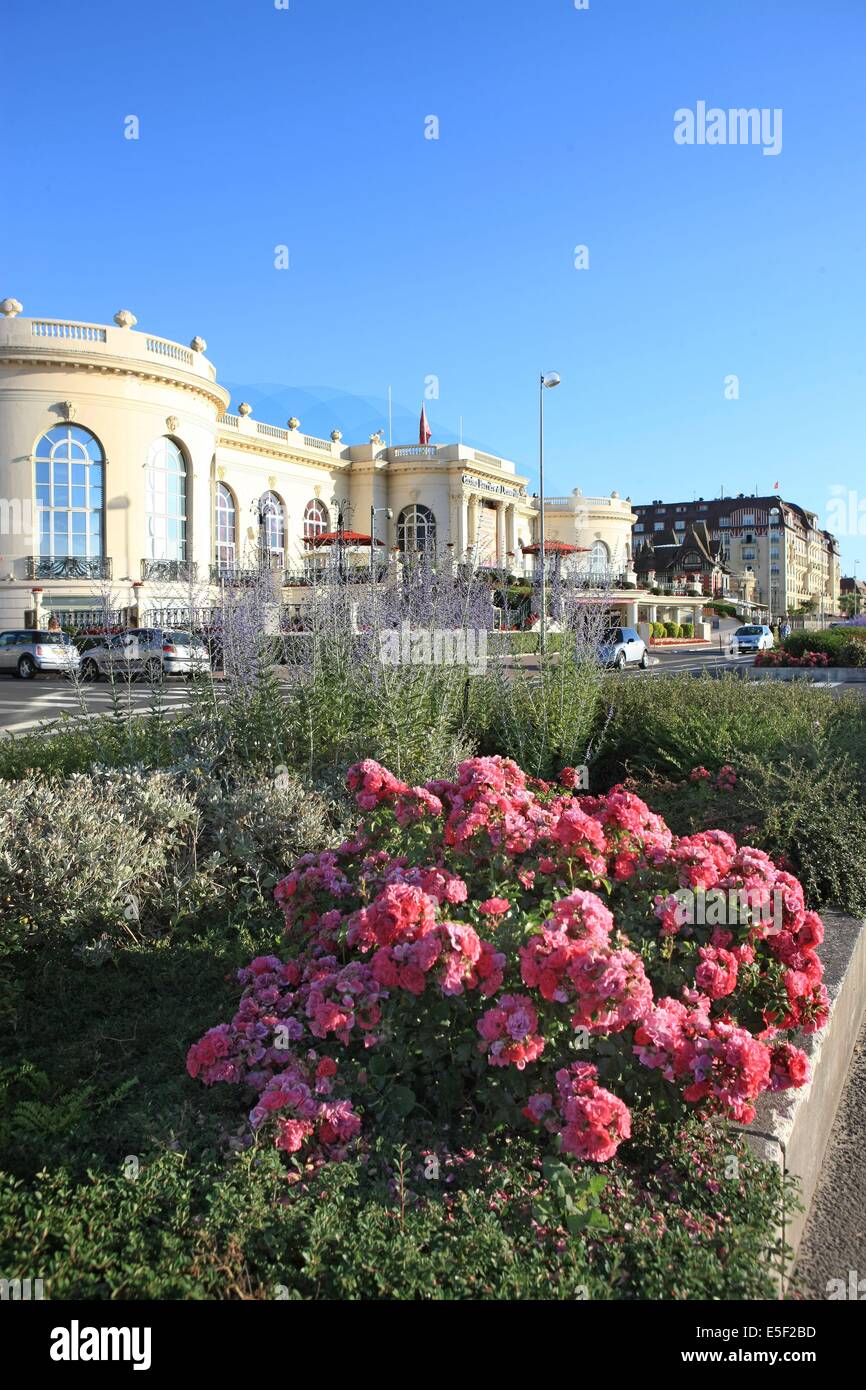 France, Basse Normandie, Calvados, cote fleurie, Deauville, casino barriere, jeux, massif de fleurs sur le boulevard cornuche, Stock Photo