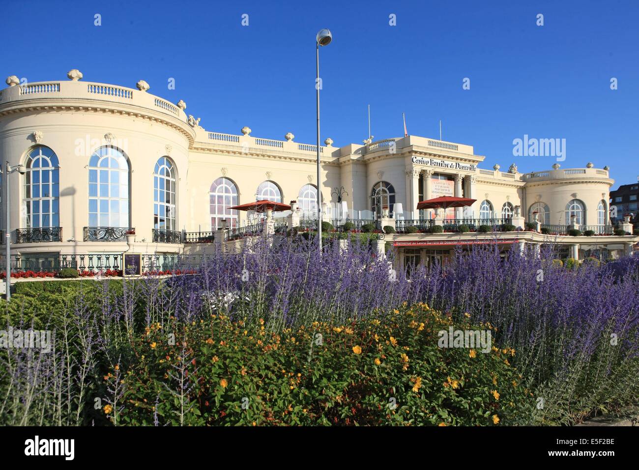 France, Basse Normandie, Calvados, cote fleurie, Deauville, casino barriere, jeux, massif de fleurs sur le boulevard cornuche, Stock Photo