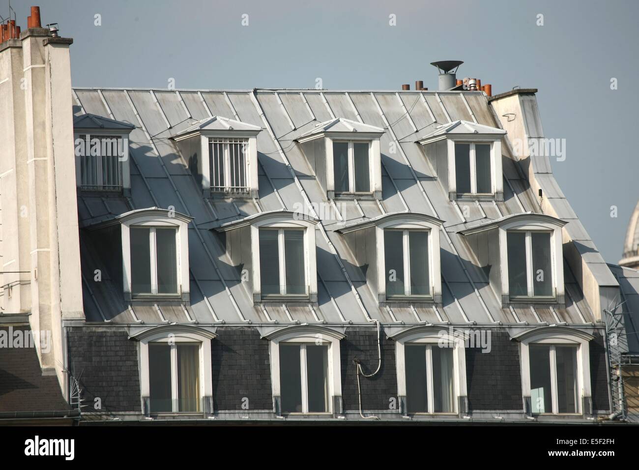 France, paris, quai des grands augustins, bord de seine, immeubles, batiments, toit, triple rangee de lucarnes, fenetres, Stock Photo