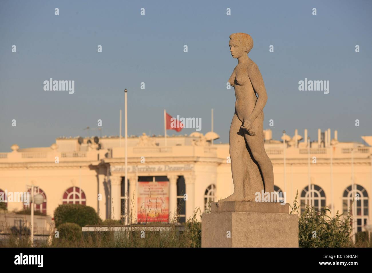 France, Basse Normandie, Calvados, cote fleurie, Deauville, sculptue esplanade de la piscine olympique, casino barriere au fond, Stock Photo