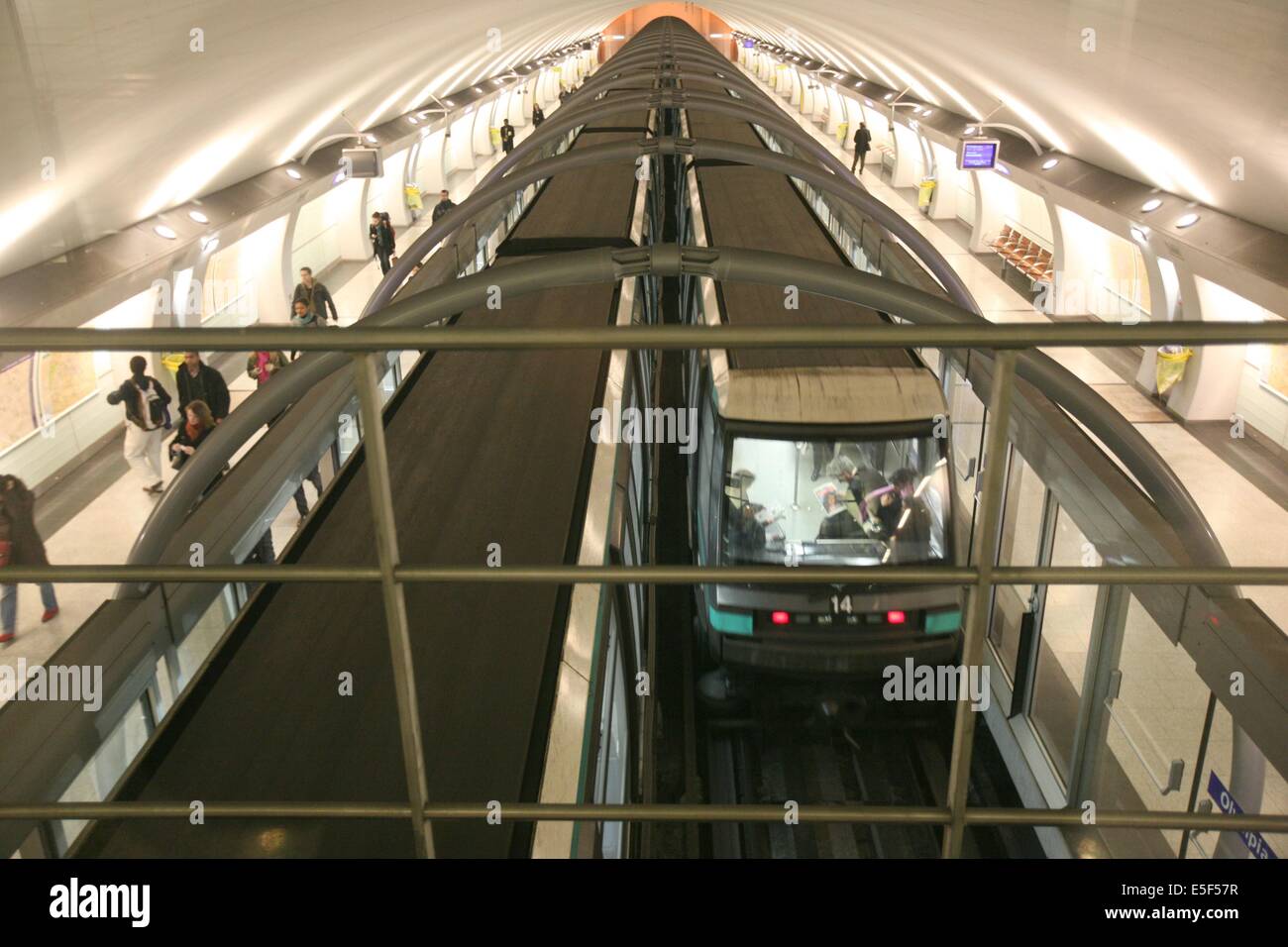 paris 13, station de metro, olympiades, ligne 14 ouverte en 2007 Date : 2011-2012 Stock Photo