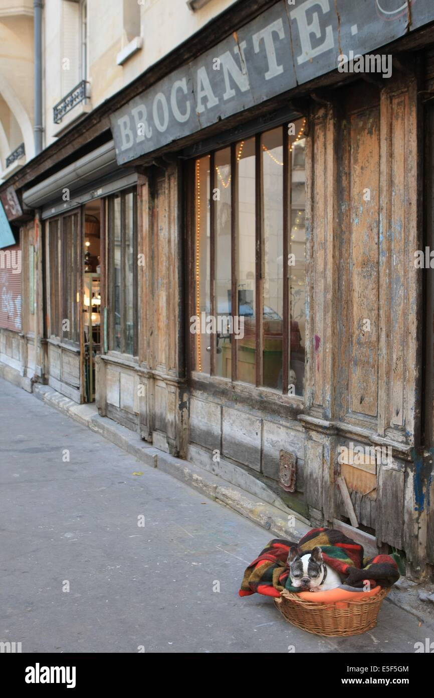 Brocante Ile De France Juillet 2022 France, ile de france, paris 11e arrondissement, rue du marche popincourt,  brocantes, la belle lurette, Date : 2011-2012 Stock Photo - Alamy