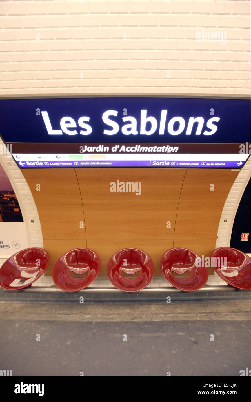 France, ile de france, hauts de Seine neuilly sur Seine station de metro les sablons, ligne 1,  Date : 2011-2012 Stock Photo