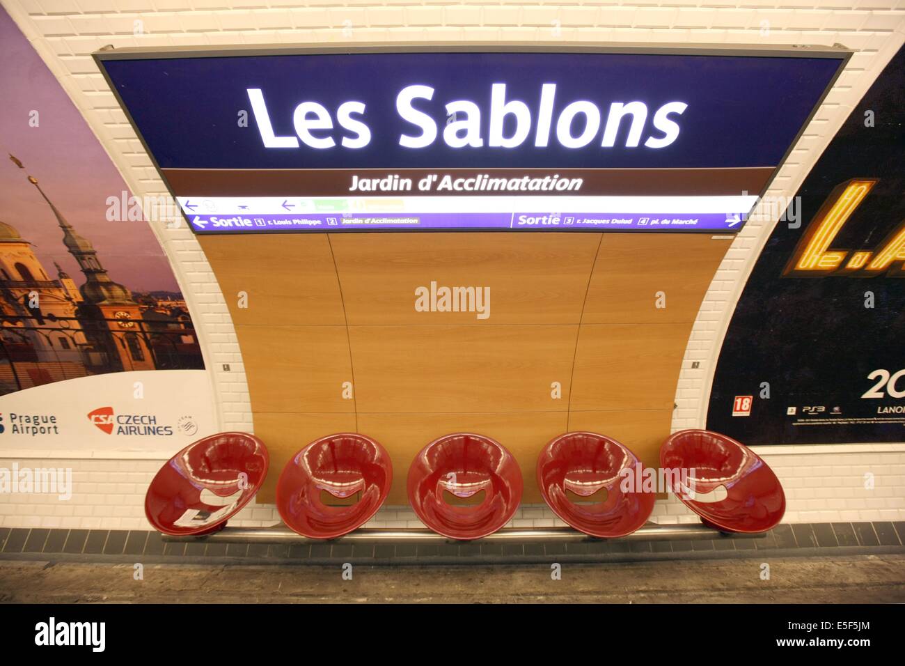 France, ile de france, hauts de Seine neuilly sur Seine station de metro les sablons, ligne 1,  Date : 2011-2012 Stock Photo