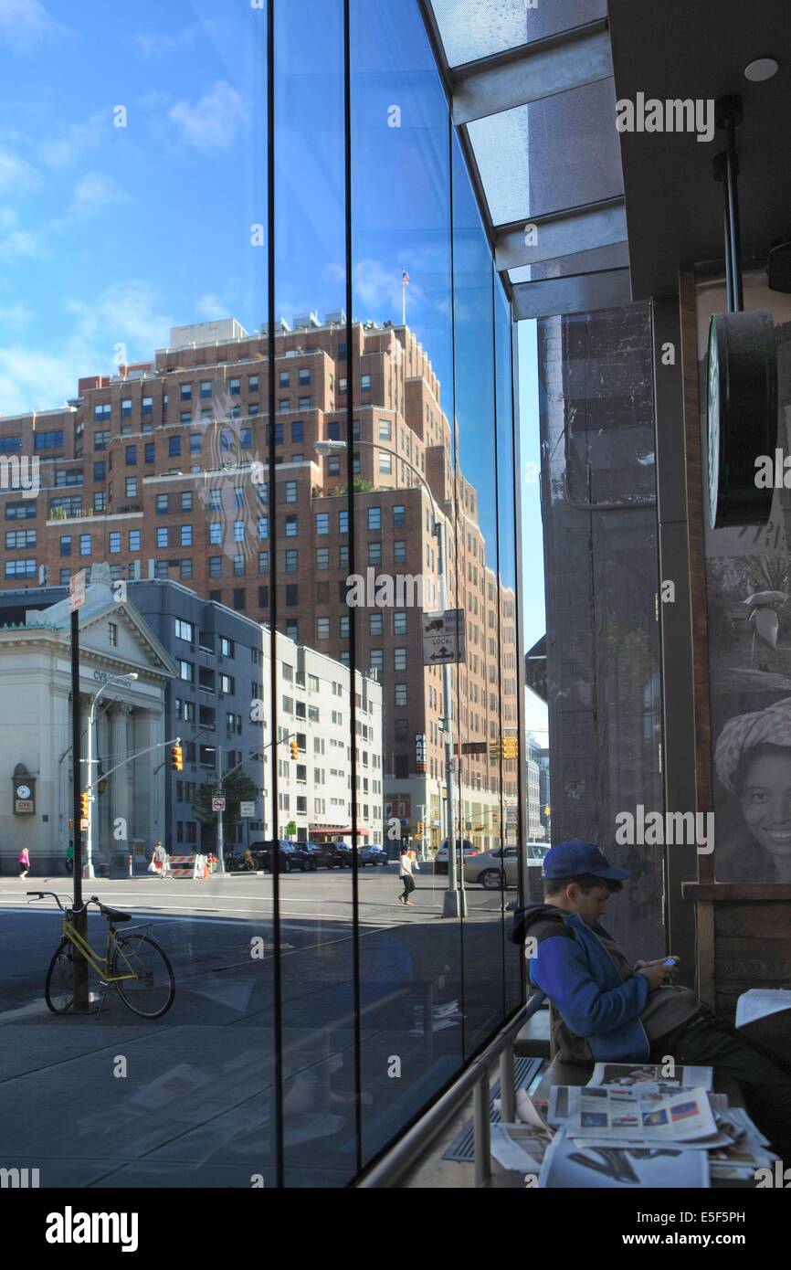usa, etat de New York, New York City, Manhattan, Chelsea, buildings, rue, 8th avenue, buildings, starbucks cafe, logo, Stock Photo