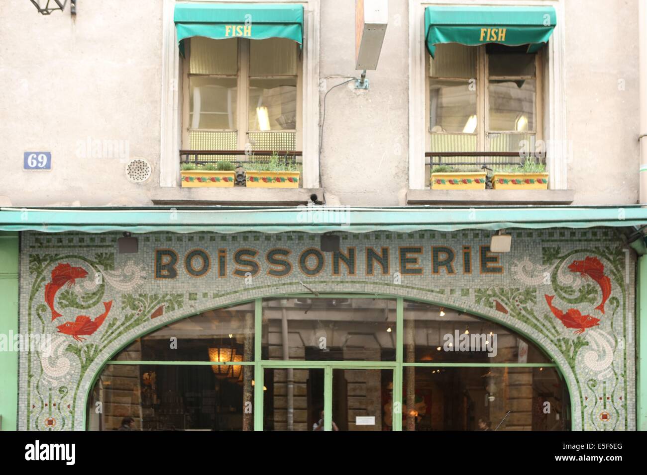 France, ile de france, paris 6e arrondissement, 68 rue de Seine ancienne poissonnerie, bar restaurant la boissonnerie, detail mosaique. Date : 2011-2012 Stock Photo