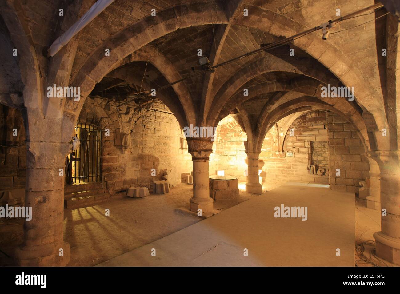 Cave medievale hi-res stock photography and images - Alamy