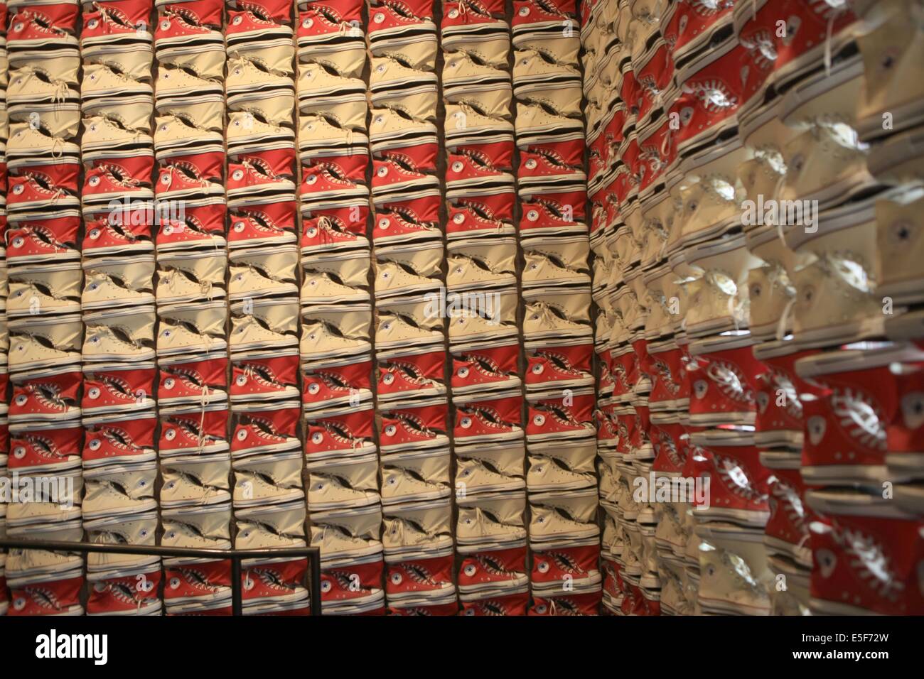 usa, state of New York, NYC, Manhattan, Broadway, magasin converse, chaussures Stock - Alamy