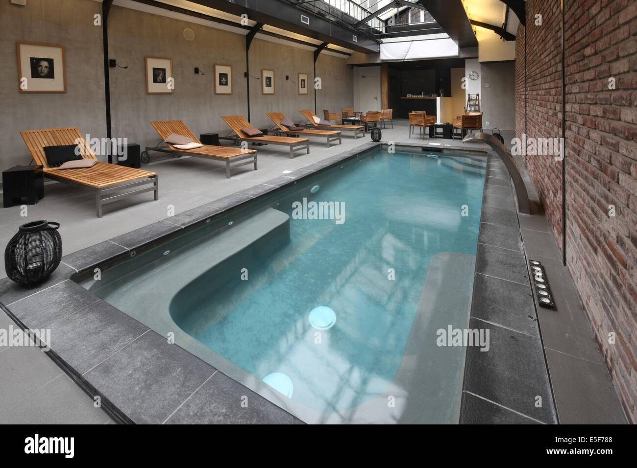 The Folie Restaurant Hi Res Stock Photography And Images Alamy