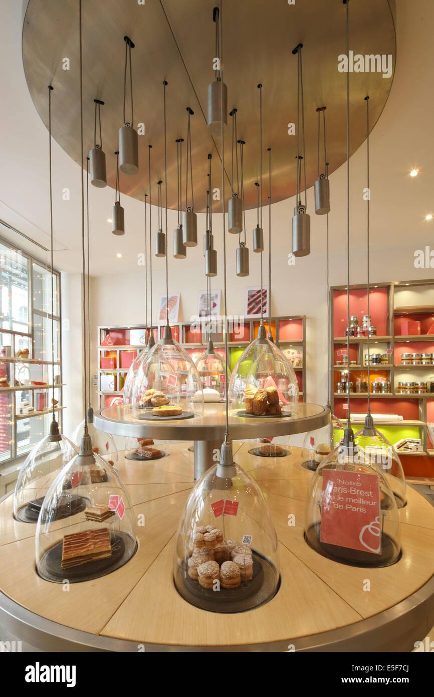 France Ile De France Paris 7e Arrondissement 93 Rue Du Bac La Patisserie Des Reves Philippe Conticini Gateaux Gastronomie Date 11 12 Stock Photo Alamy