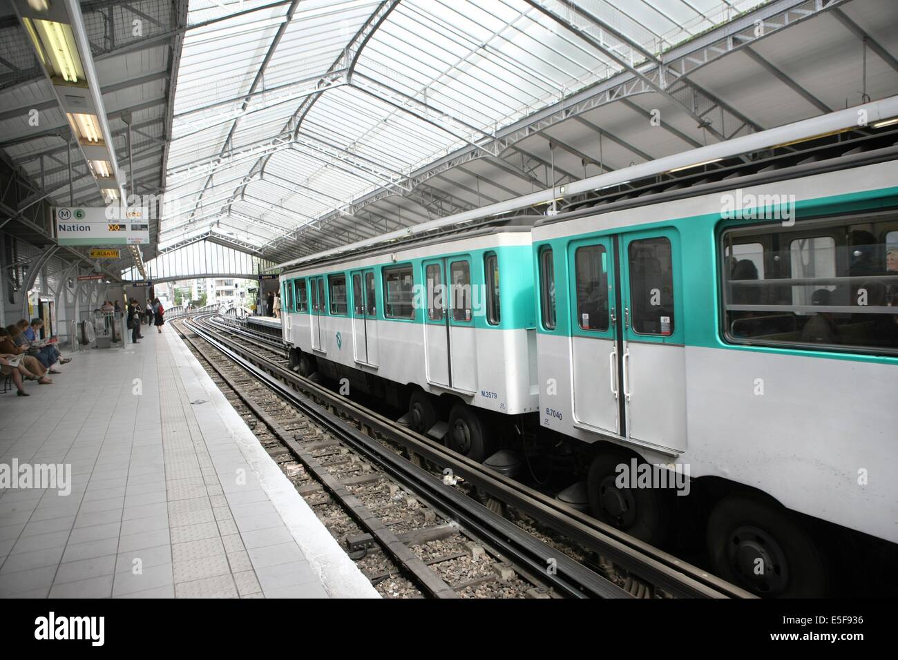 Ligne 6 metro paris hi-res stock photography and images - Alamy