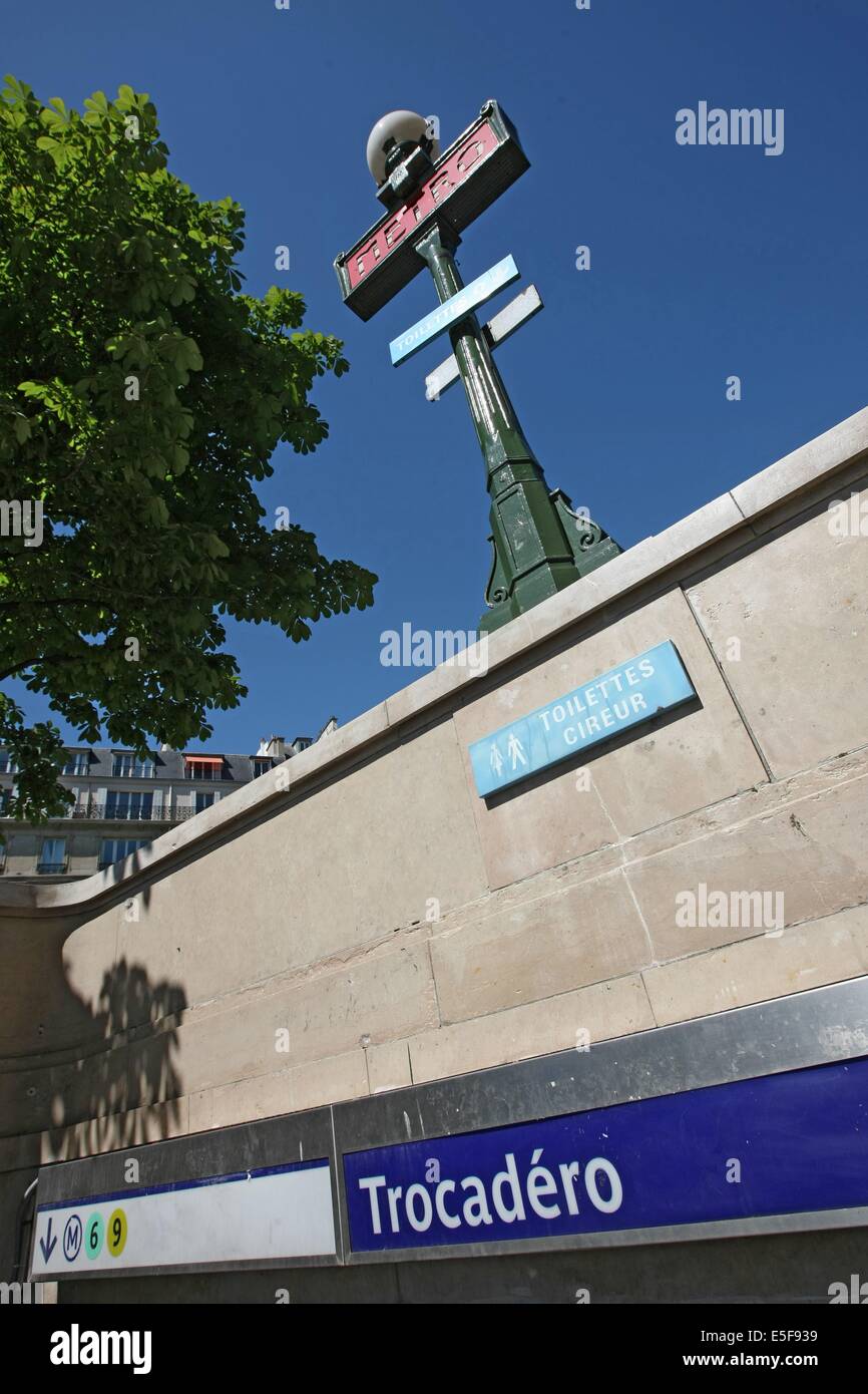 Station de metro trocadero hi-res stock photography and images - Alamy