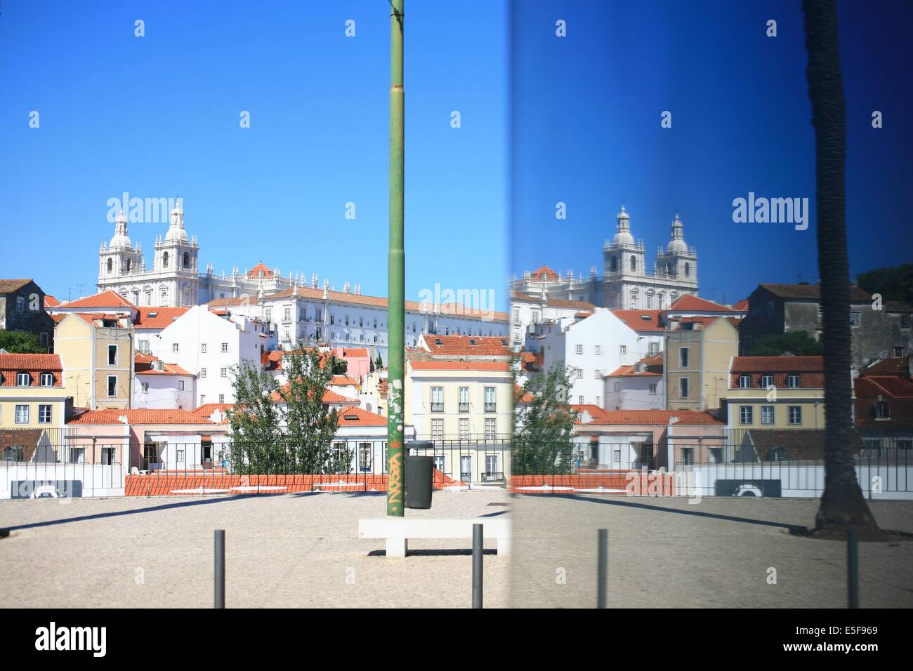 portugal, lisbonne, lisboa, signes de ville, alfama, panorama sur toits et le tage, reflet, paysage, toits Date : septembre 2011 Stock Photo