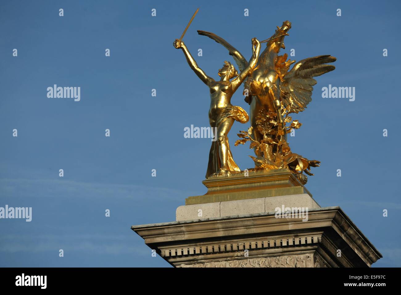 France, ile de france, paris 7e-16e arrondissement, pont alexandre III, seine, sculpture, statue, renommee, Stock Photo
