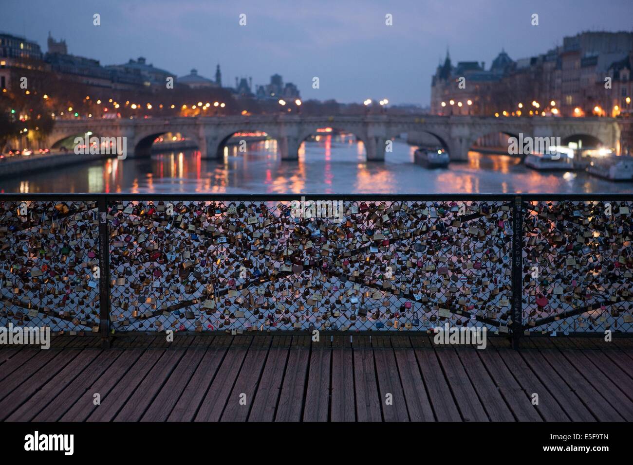 France Ile De France Paris 6e Arrondissement Pont Des Arts Entre Stock Photo Alamy