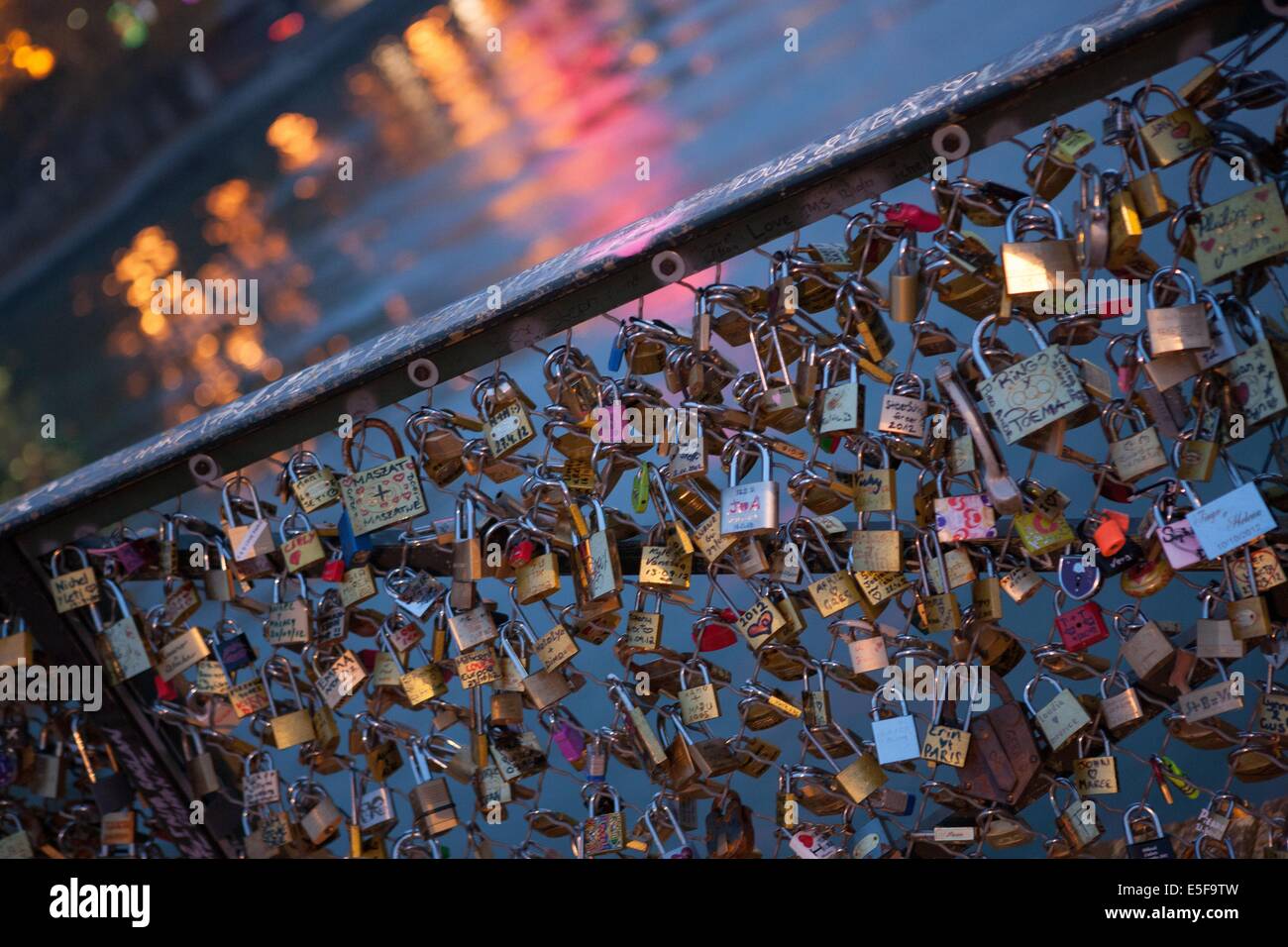France Ile De France Paris 6e Arrondissement Pont Des Arts Entre Stock Photo Alamy
