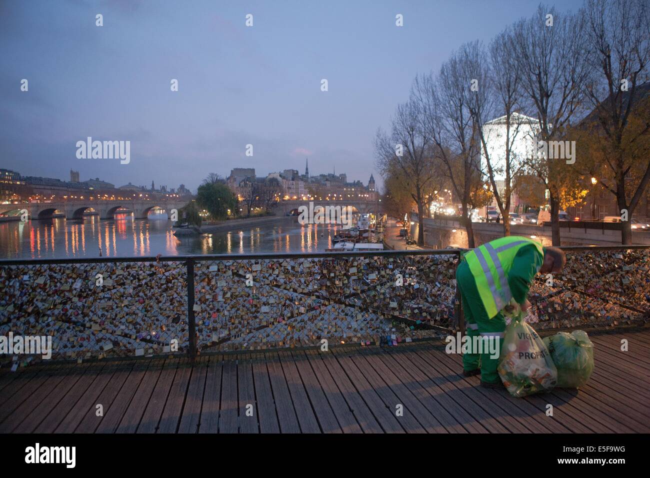 France Ile De France Paris 6e Arrondissement Pont Des Arts Entre Stock Photo Alamy