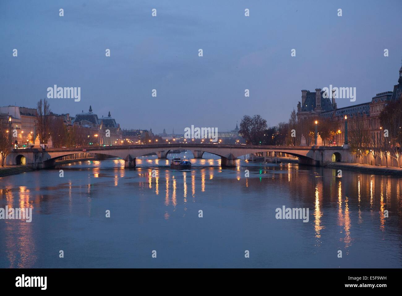 France Ile De France Paris 6e Arrondissement Pont Des Arts Entre Stock Photo Alamy