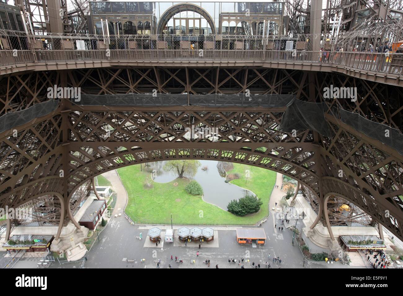 Tour eiffel interieur hires stock photography and images Alamy