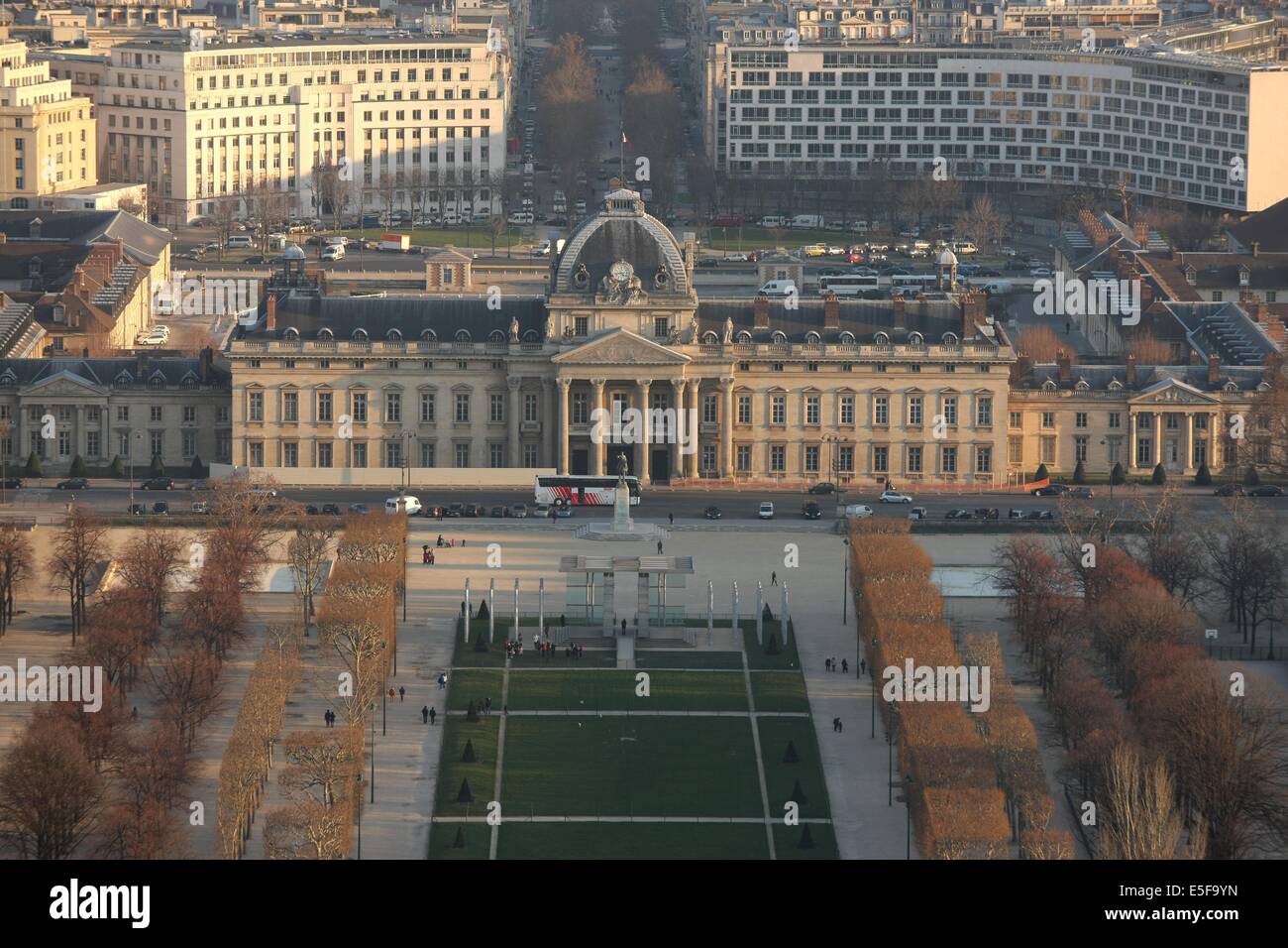 France, ile de france, paris 7e arrondissement, tour eiffel, vue depuis le 2e etage, vers le champ de mars, ecole militaire Stock Photo