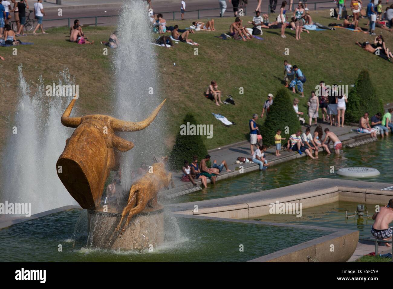 Henan bathing naked 