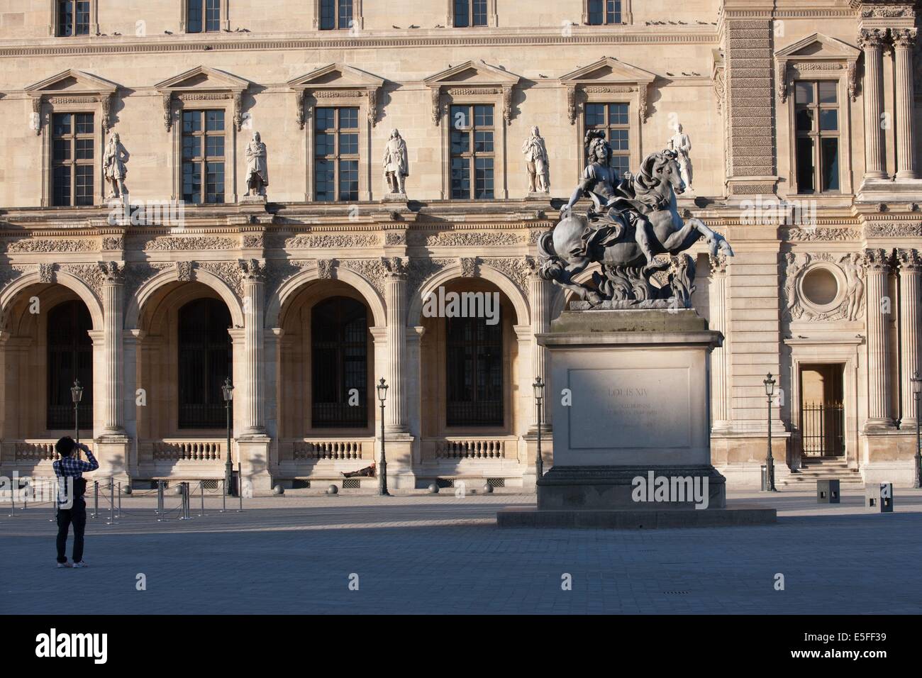 France, Region Ile de France, Paris 1er arrondissement, Musee du Louvre, cour de la Pyramide, statue equestre de louis 14 par le bernin, Stock Photo