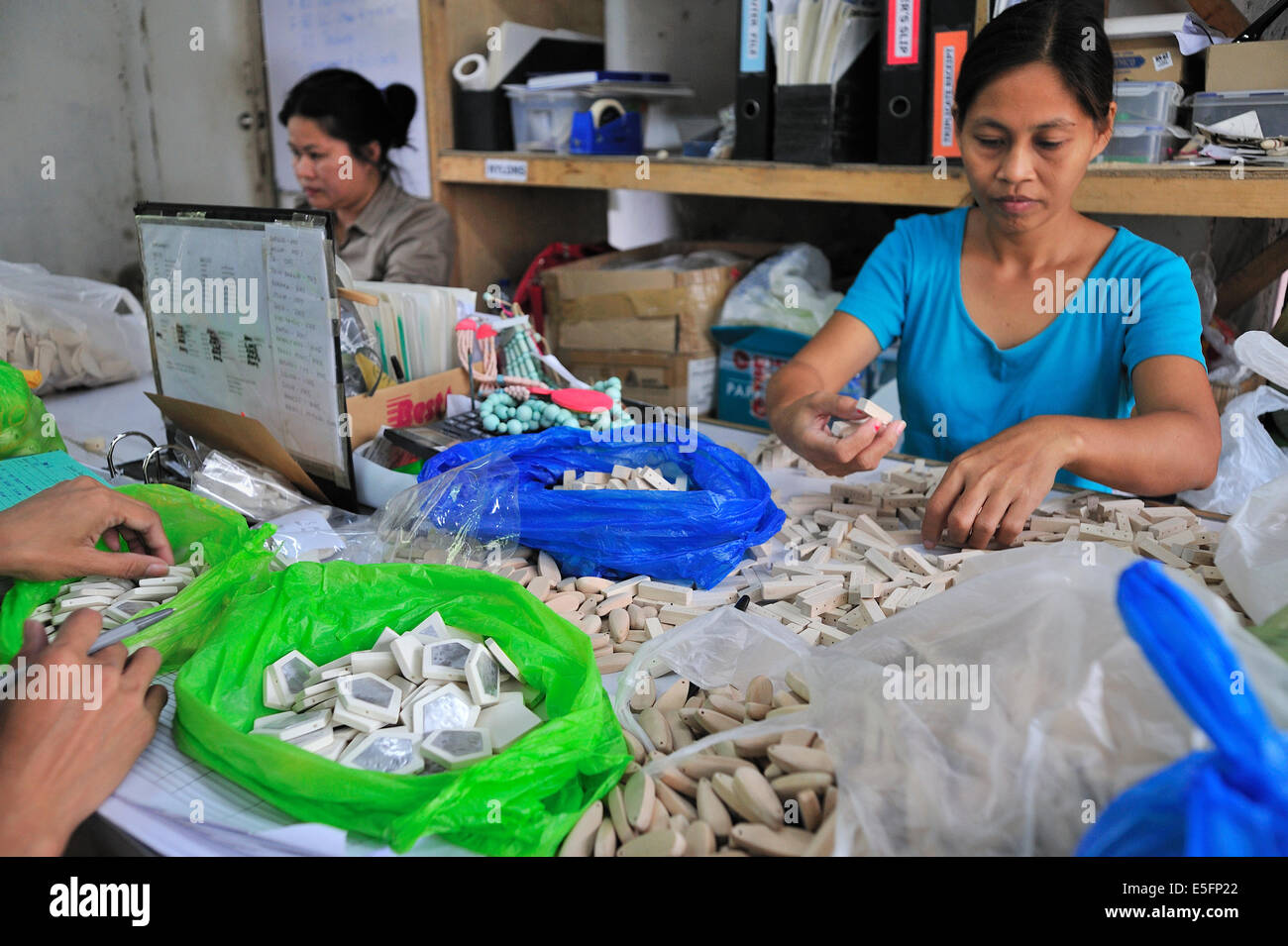 Filipinas working with hand made fashion jewelry Cebu City Philippines Stock Photo