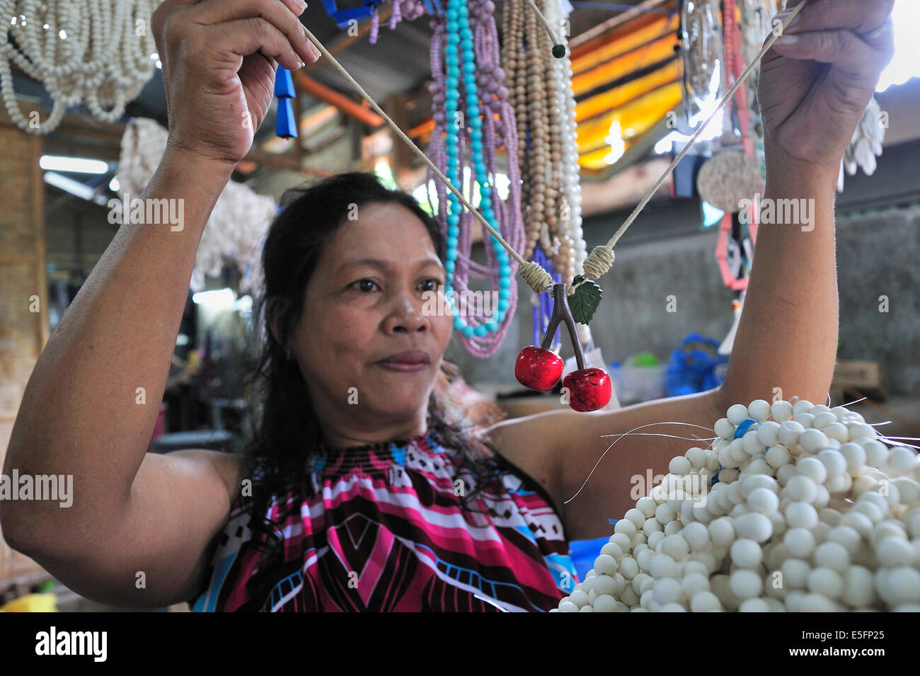 Filipina Fashion Jewelry Worker Cebu City Philippines Stock Photo